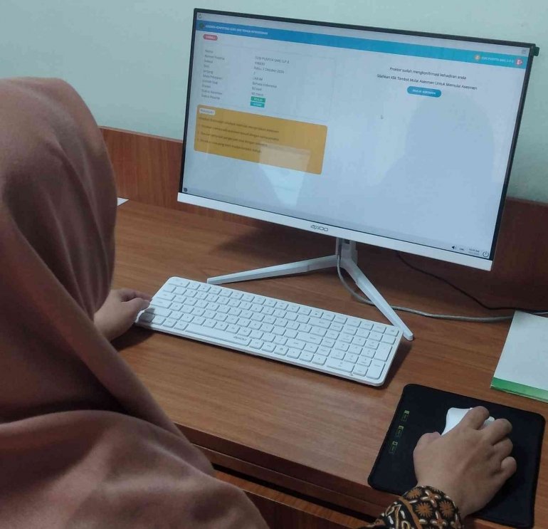 Guru Bahasa Indonesia MTsN 6 Bantul Ikuti AKGTK 2026 di Lab. Komputer