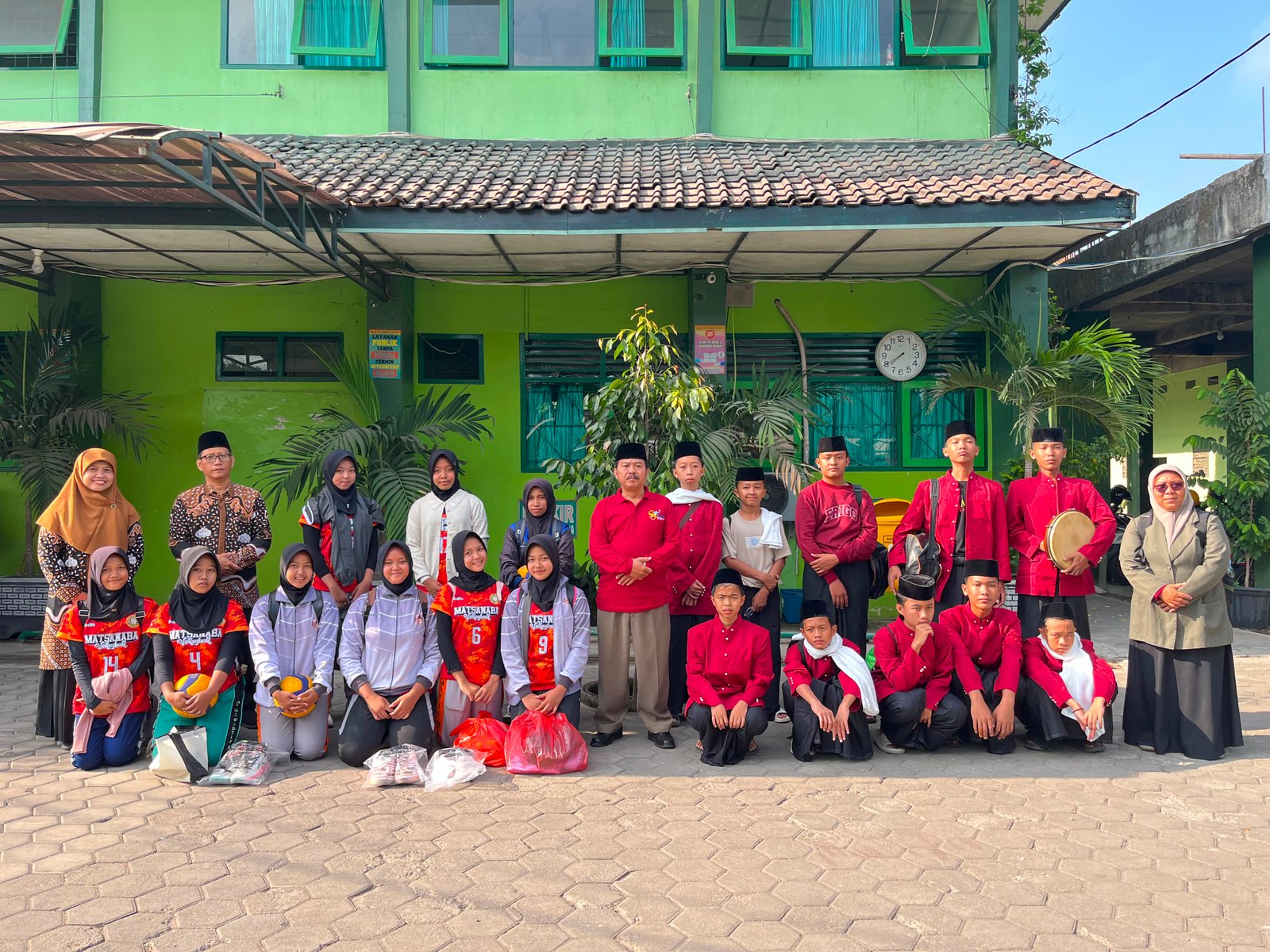 Kepala MTsN 6 Bantul Lepas Kontingen Volly dan Hadroh di Ajang PKM