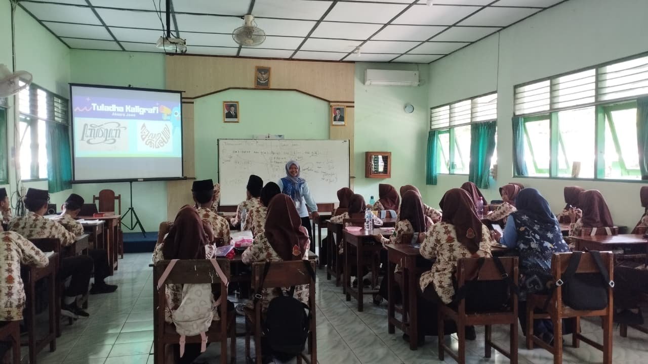 Guru Bahasa Jawa MTs N 6 Bantul Lakukan Penilaian Pembelajaran Mahasiswa PK UNY di Kelas VIII A