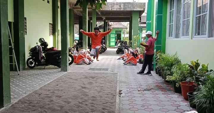 Siswa Kelas 9B MTsN 6 Bantul Antusias Ikuti Pembelajaran Lompat Jauh