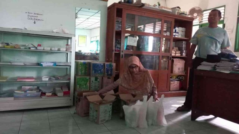 Koperasi Sejahtera MTsN 6 Bantul Siapkan Barang untuk Program Wajib Belanja