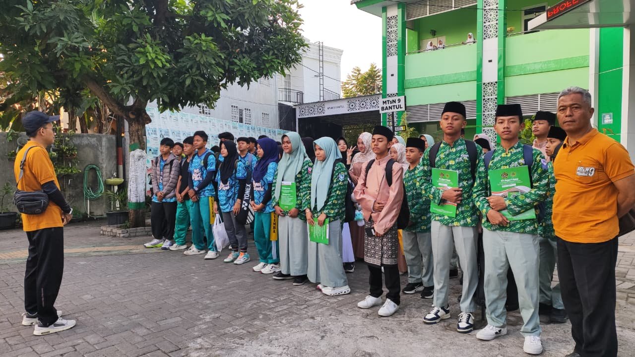Awali PKM dengan Doa, MTsN 9 Bantul Berangkat dengan Formasi Lengkap