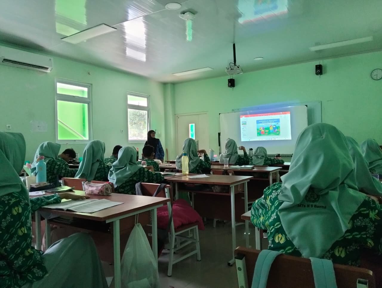 Supervisi Pembelajaran, Kepala MTsN 9 Bantul Pantau Penerapan PBL di Kelas IX E