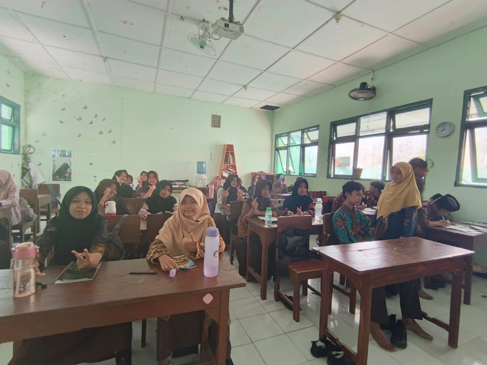 Semarak Hari Batik Nasional, MTsN 9 Bantul Padukan Literasi dan Apresiasi Budaya