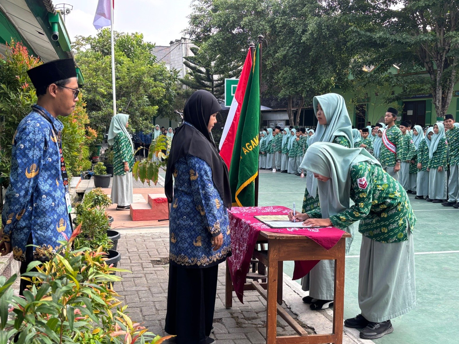 Mantapkan Regenerasi Kepemimpinan, MTsN 9 Bantul Gelar Serah Terima Jabatan Pengurus OSIM