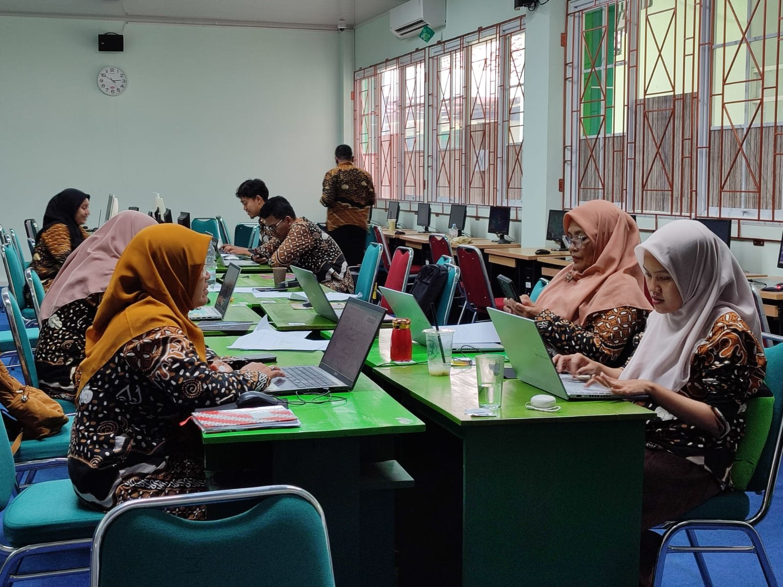 Semangat Luar Biasa, Tim LMH MTsN 6 Bantul Bahu Membahu Lengkapi Eviden