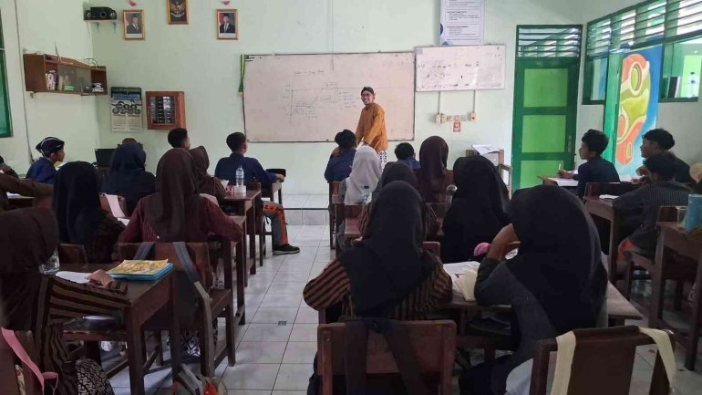 Perkuat Pemahaman Konsep, Siswa Kelas 9E MTsN 6 Bantul Tekun Ikuti Les IPA