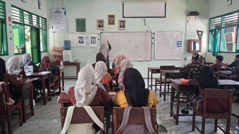 Optimalkan Kesiapan Ujian, Siswa Kelas 9D MTsN 6 Bantul Ikuti Les IPA