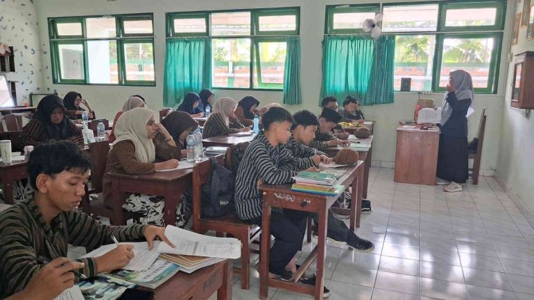 Siswa Kelas 9A MTsN 6 Bantul Ikuti Les Matematika