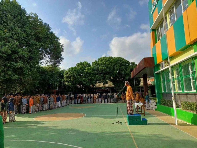 Mantapkan Kedisiplinan, Guru PJOK MTsN 6 Bantul Penata Barisan Upacara