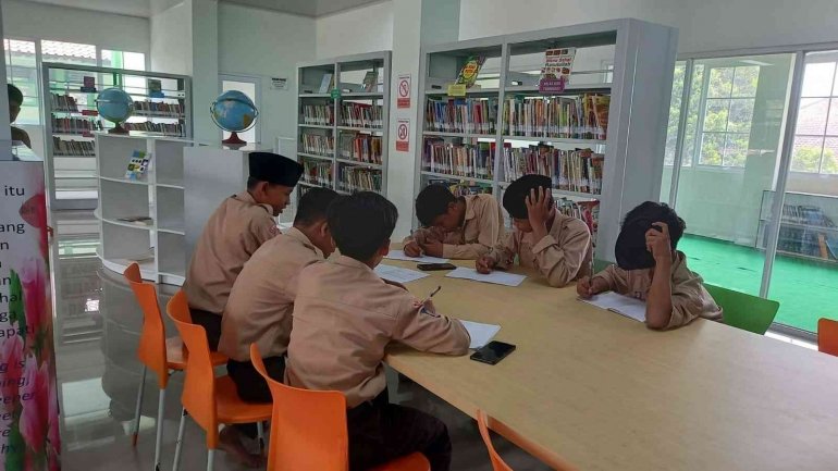 Siswa Kelas 7C MTsN 6 Bantul Kerjakan Tugas PKN di DeTalatenta Lib