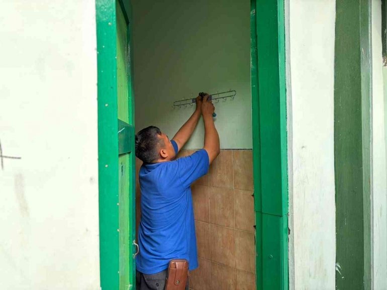 Tingkatkan Kenyamanan, Tendik MTsN 6 Bantul Pasang Perlengkapan Kamar Mandi