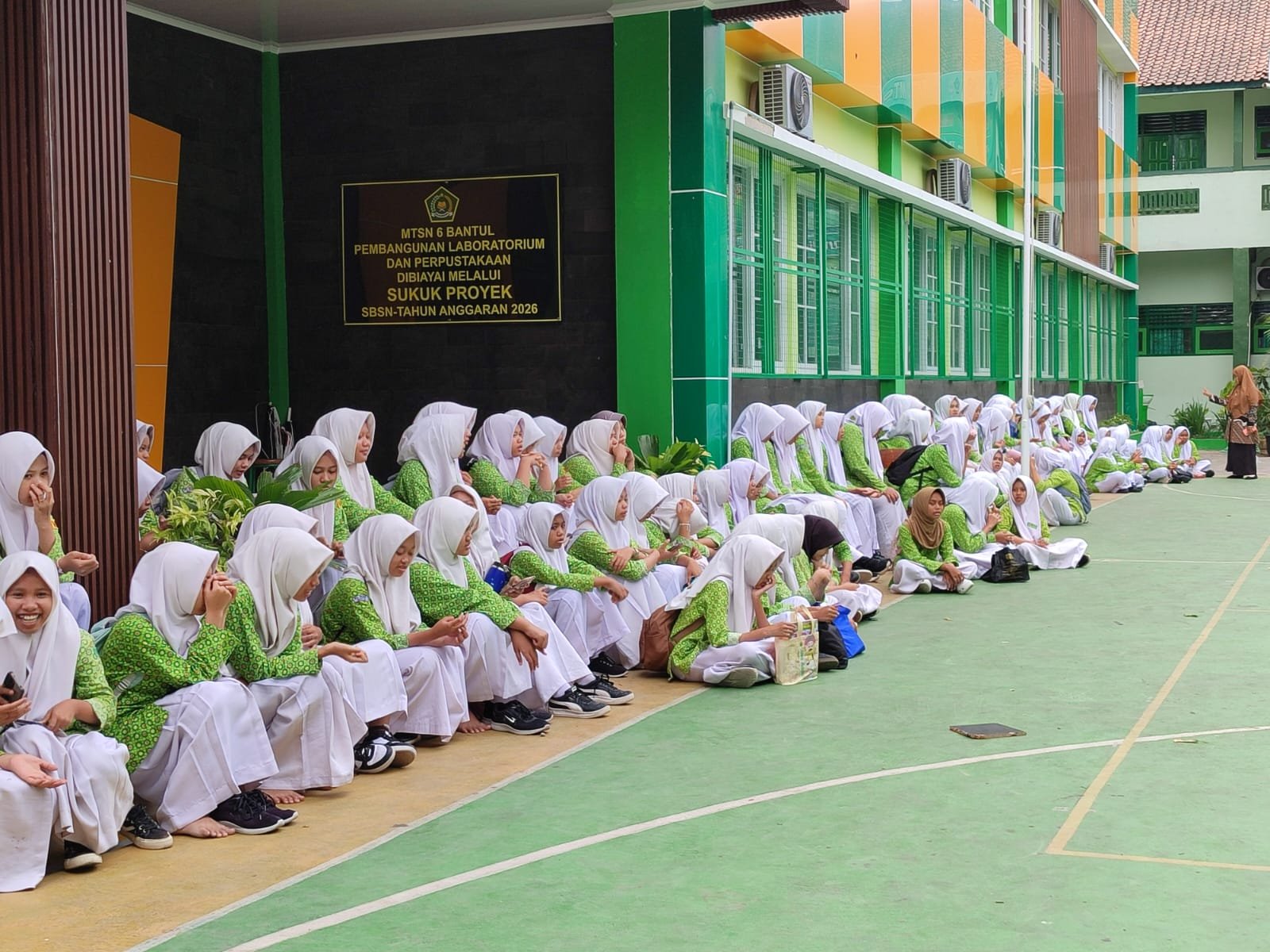 Manfaatkan Waktu Sholat Asar, Siswi MTsN 6 Bantul Ikuti Pembinaan Karakter 