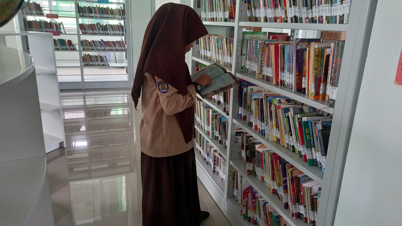 Rajin Belajar, Siswa Kelas 7 MTsN 6 Bantul Cari Referensi di De’Talenta Lib