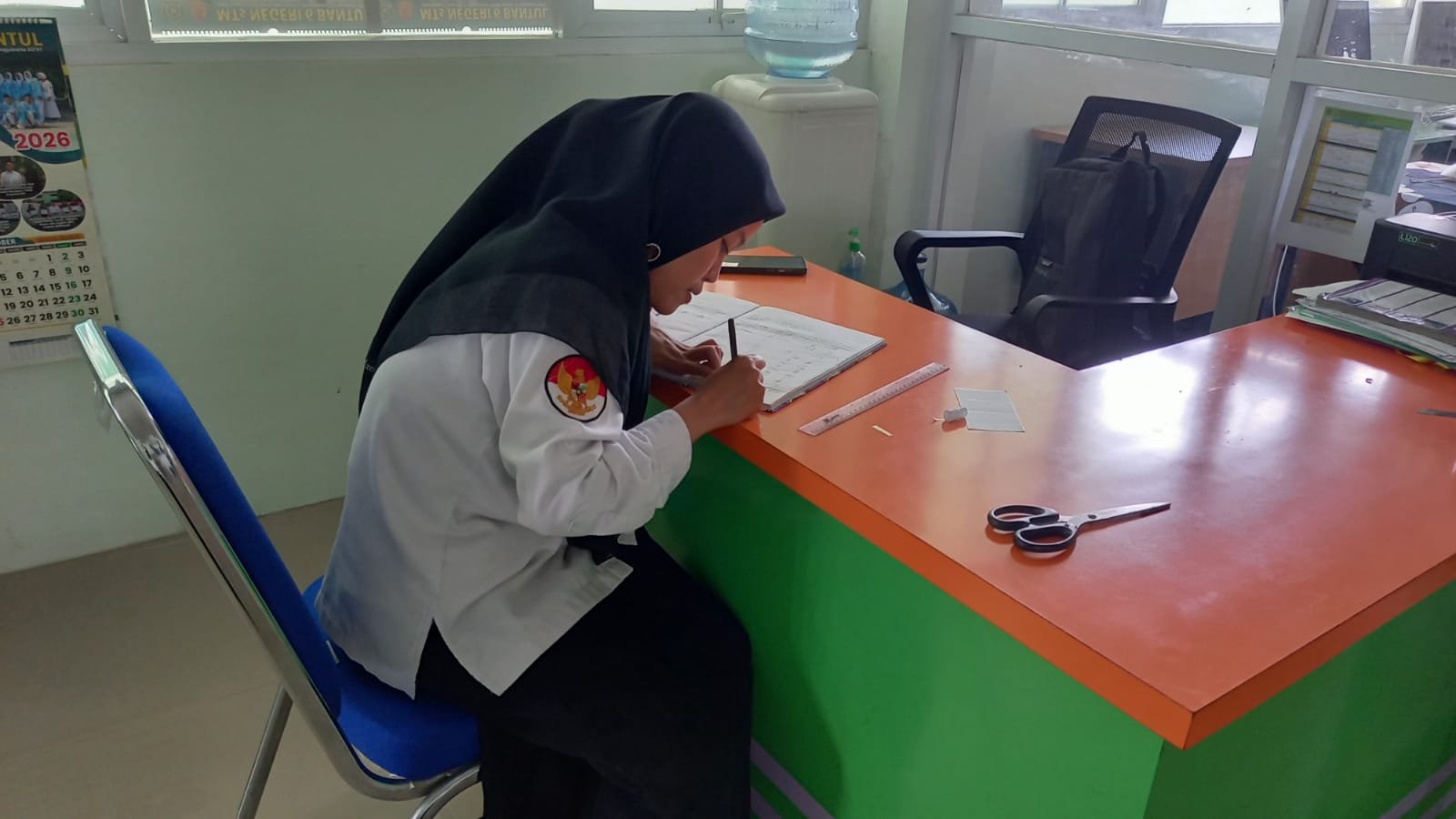Sigap dan Profesional, Tendik MTsN 6 Bantul Siapkan Presensi Rapat