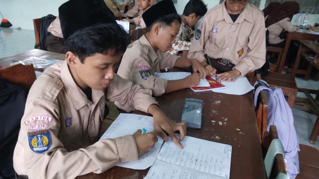 Jelajahi Lingkungan Madrasah, Siswa Kelas 7F MTsN 6 Bantul Belajar Bahasa Arab Secara Kontekstual