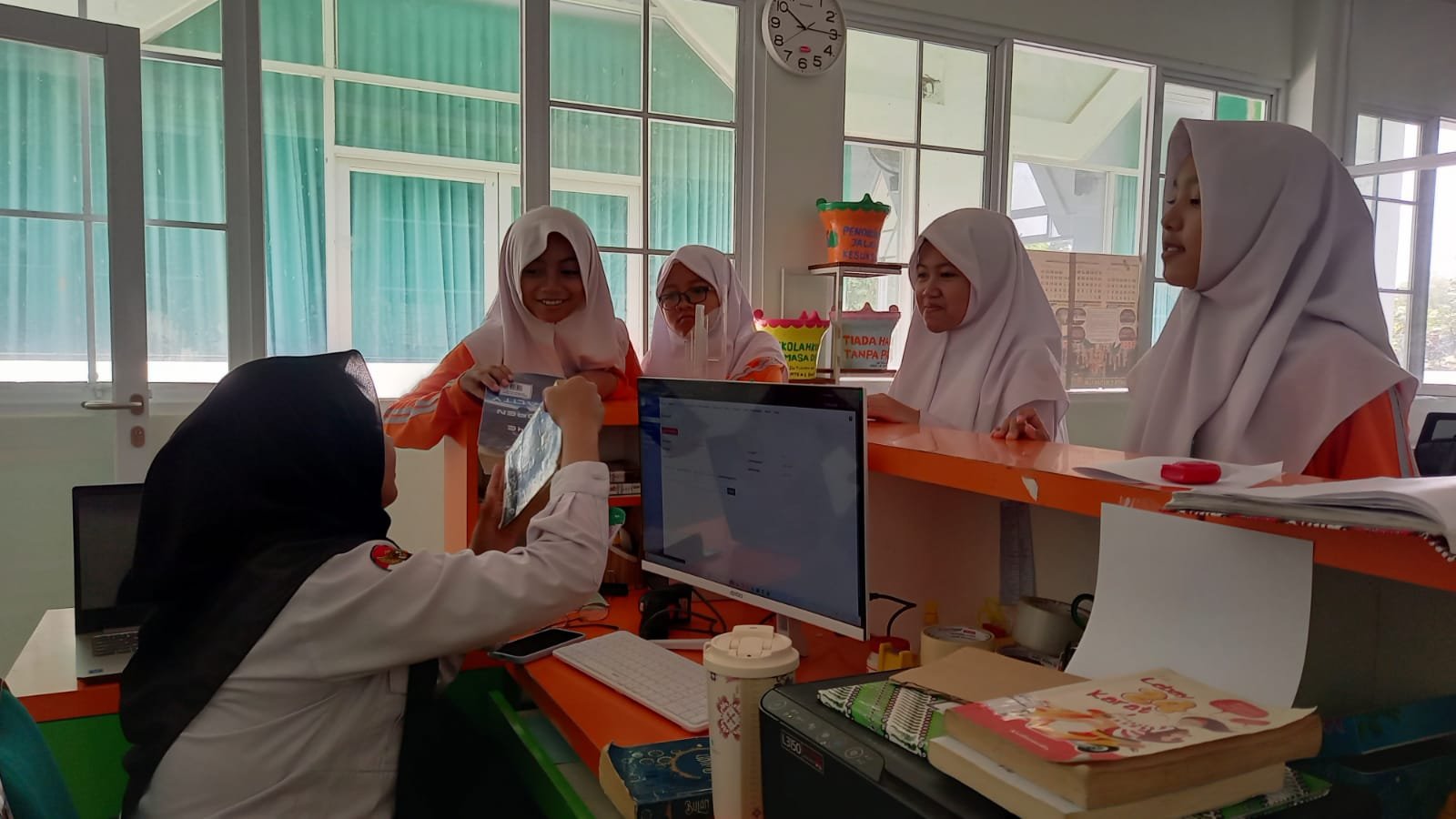 Manfaatkan Waktu Luang, Siswi MTsN 6 Bantul Pinjam Buku di De’Talenta Lib