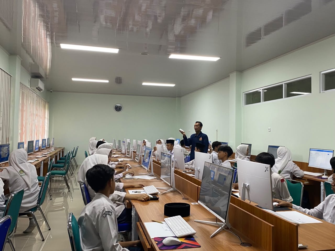 Proktor MTsN 6 Bantul Sosialisasi Perangkat Wireless pada Kelas 9B