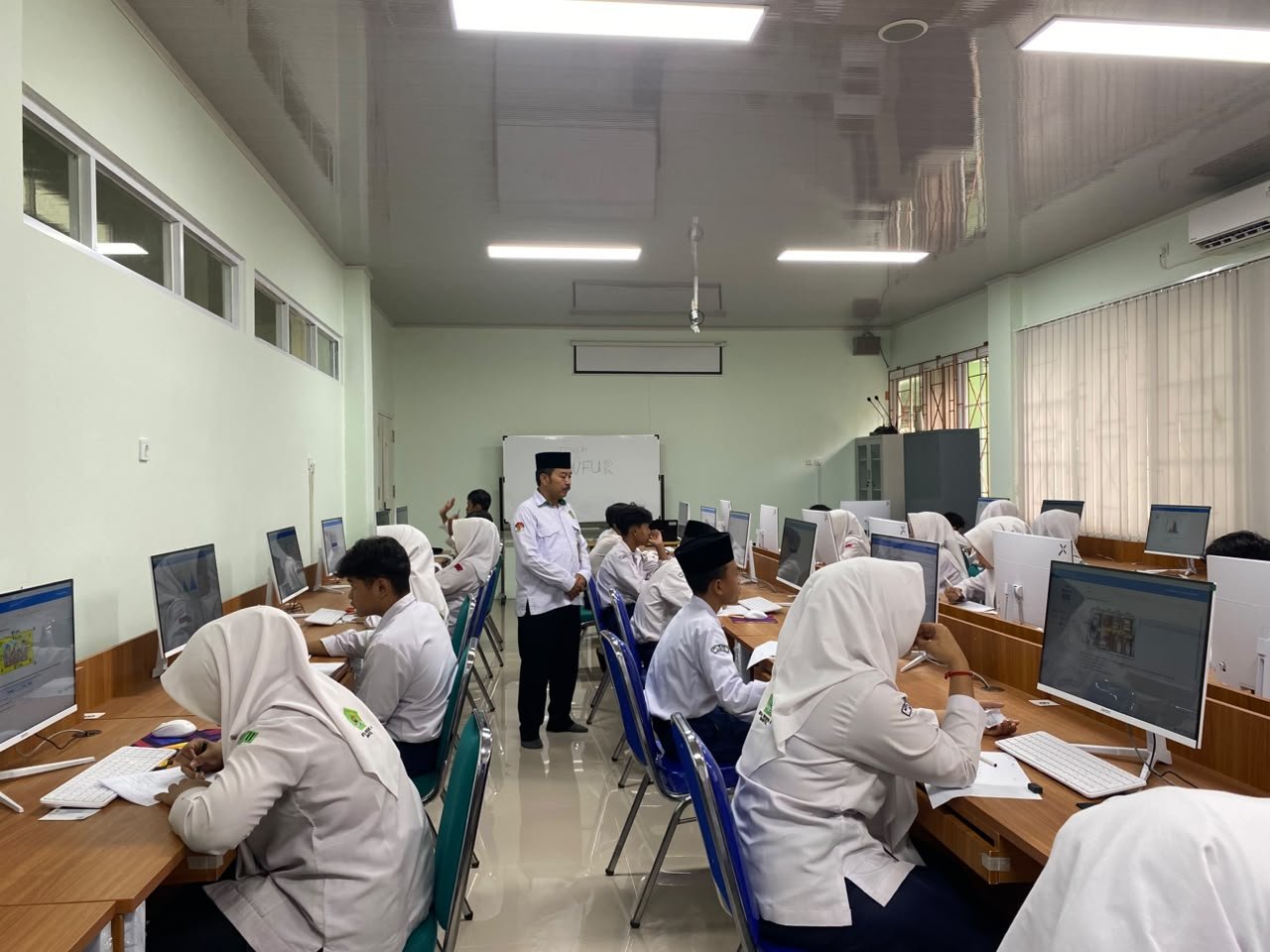 Kepala Madrasah MTsN 6 Bantul Pantau Langsung TO Hari Pertama 