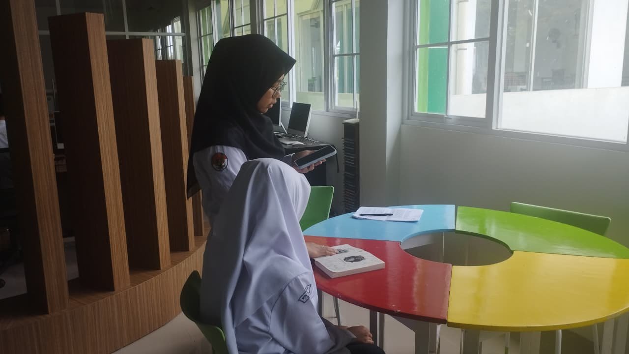 Petugas Perpustakaan de’Talenta Lib MTsN 6 Bantul Berikan Arahan Lomba Video Resensi Buku 2026