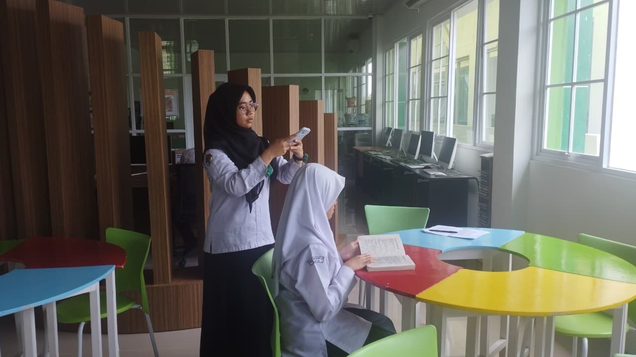 Petugas Perpustakaan de’Talenta Lib MTsN 6 Bantul Ambil Video Siswa untuk Lomba Resensi Buku 2026