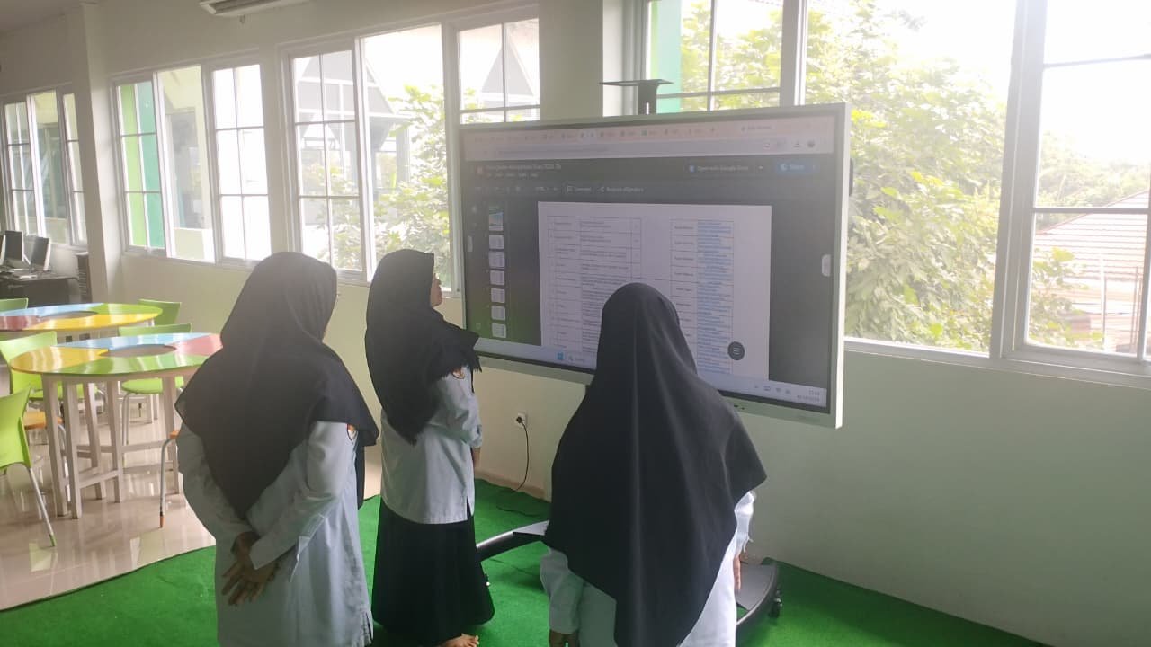 Ketua dan Koordinator LMH MTsN 6 Bantul Cermati Eviden Bersama, Optimalkan Kesiapan Madrasah
