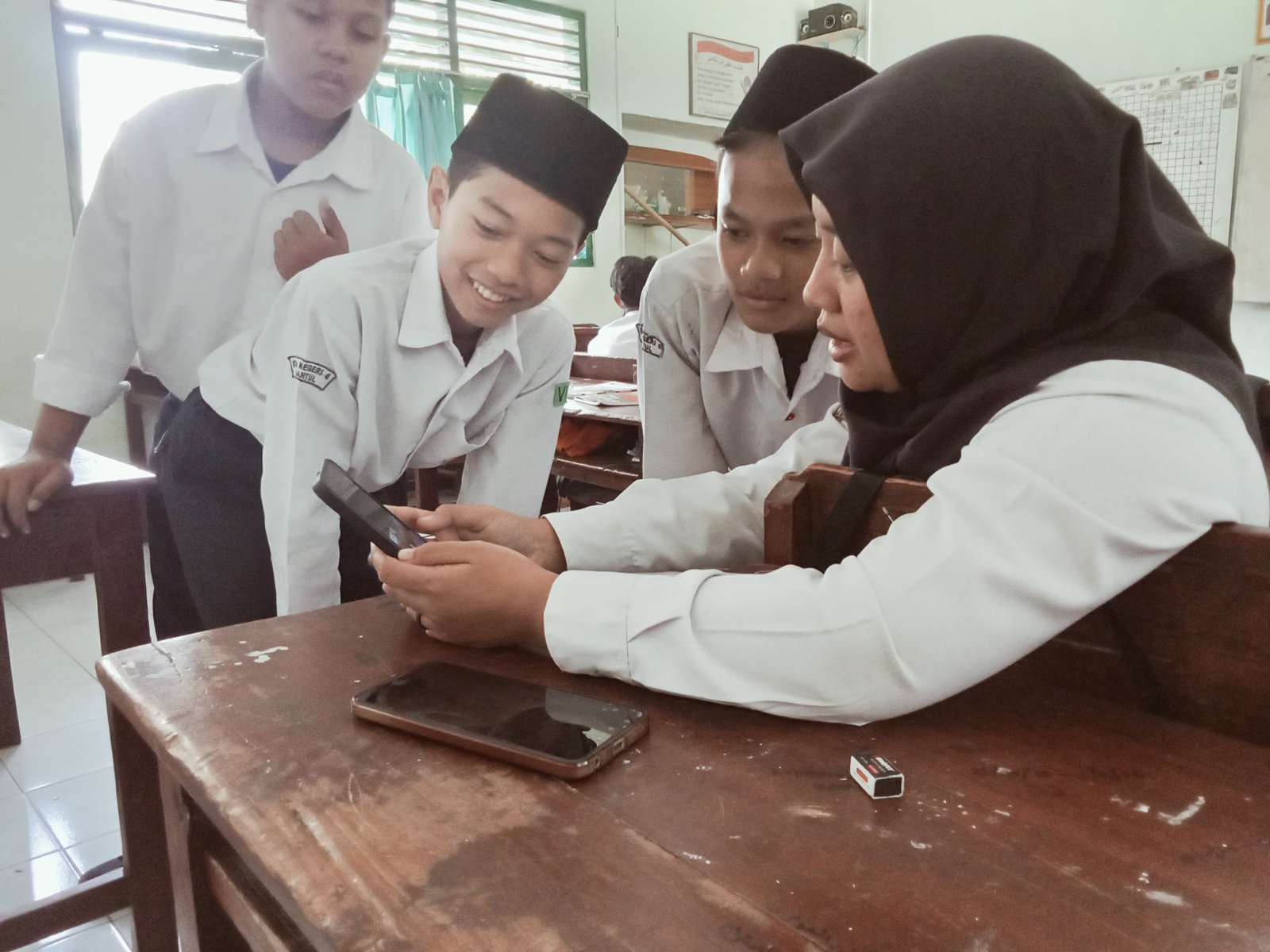 Asah Kreativitas Digital, Bu Heisma Dampingi Kelompok 8F Mengemas Video Bermakna