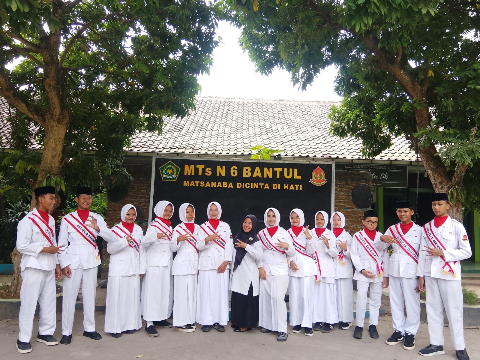 Kelas 8E Tuntaskan Tugas Petugas Apel dengan Semangat dan Tanggung Jawab