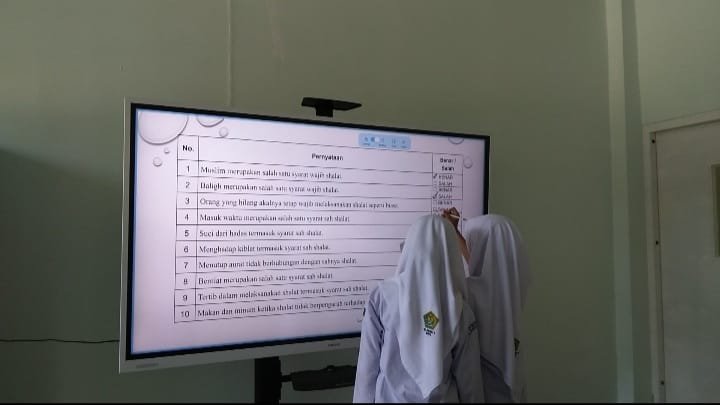Sentuhan Digital di Kelas: Siswa 7A MTsN 6 Bantul Aktif Belajar dengan IFP
