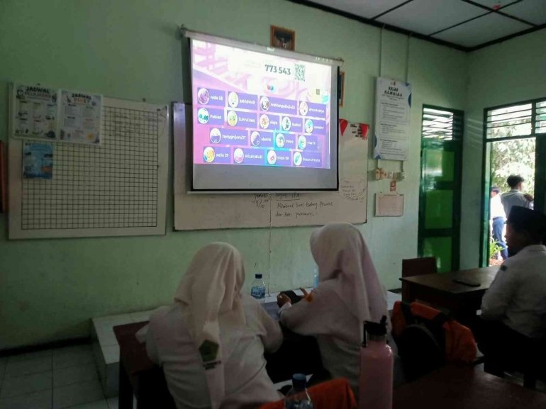 Belajar Zakat Lebih Seru, Siswa Kelas 8D MTsN 6 Bantul Bermain Kahoot