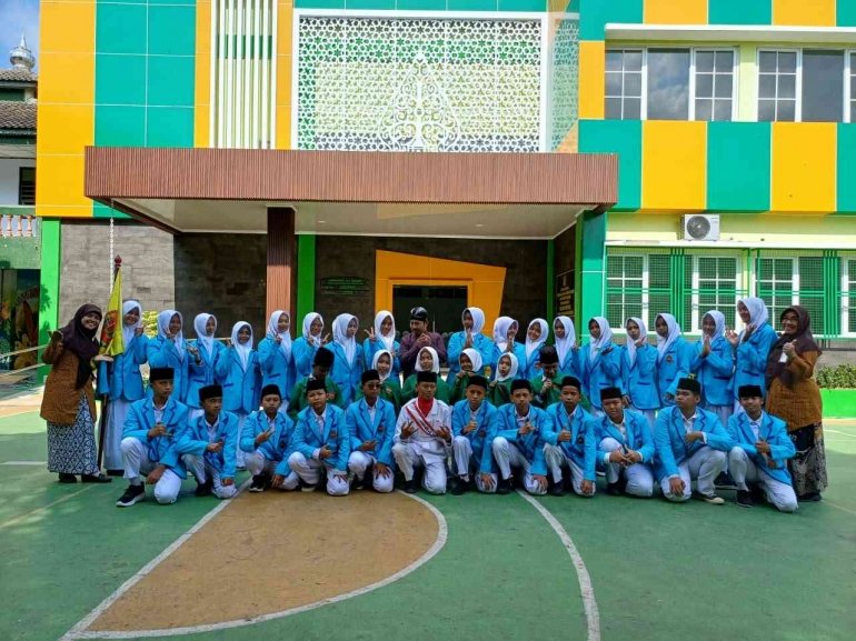 Mantapkan Sinergi Kebersamaan, Keluarga Besar MTsN 6 Bantul Foto Bersama