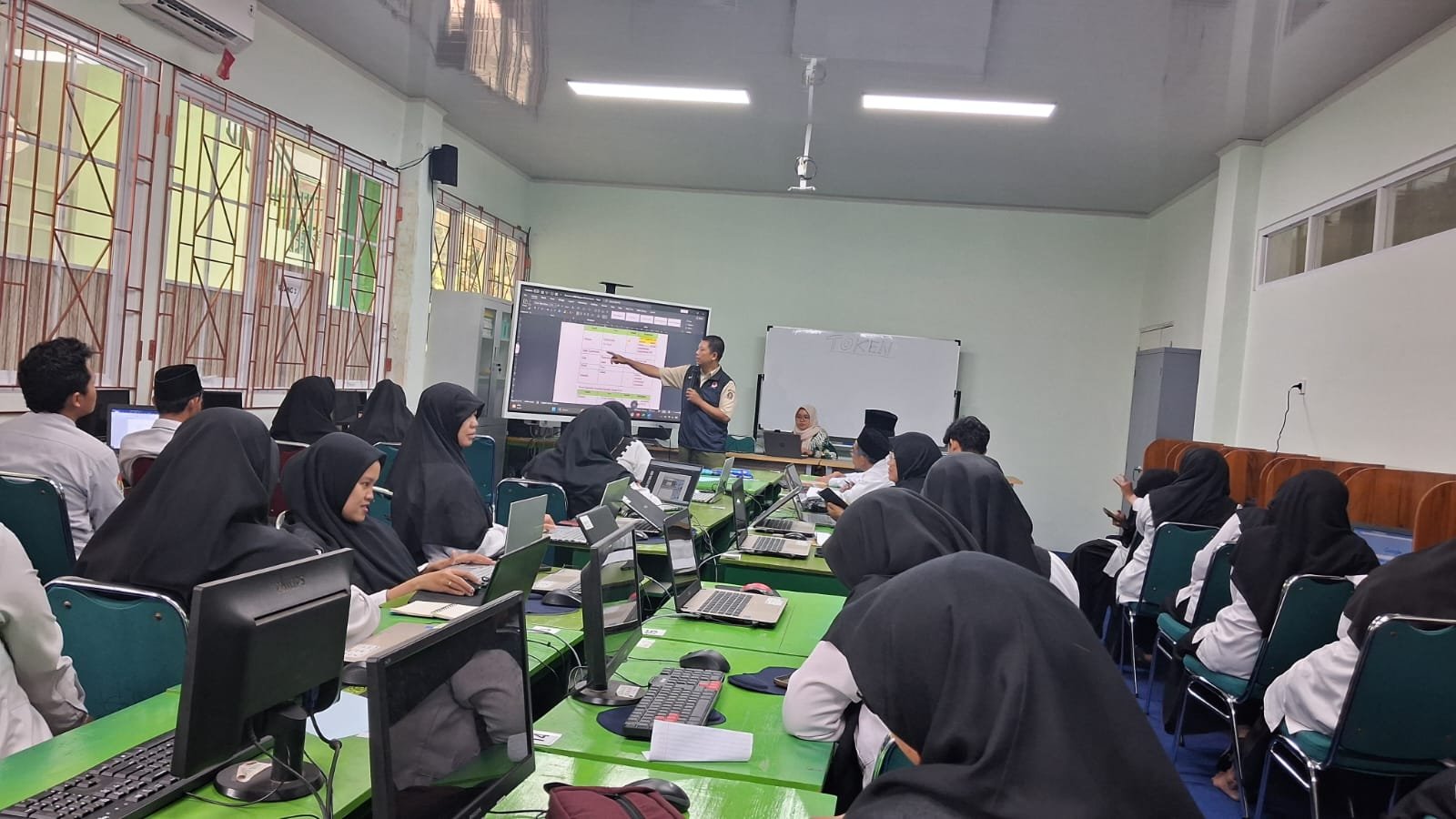 Kenali 11 Potensi Bencana di Bantul, MTsN 6 Bantul Lakukan Sosialisasi SPAB di Lab Komputer Bersama 