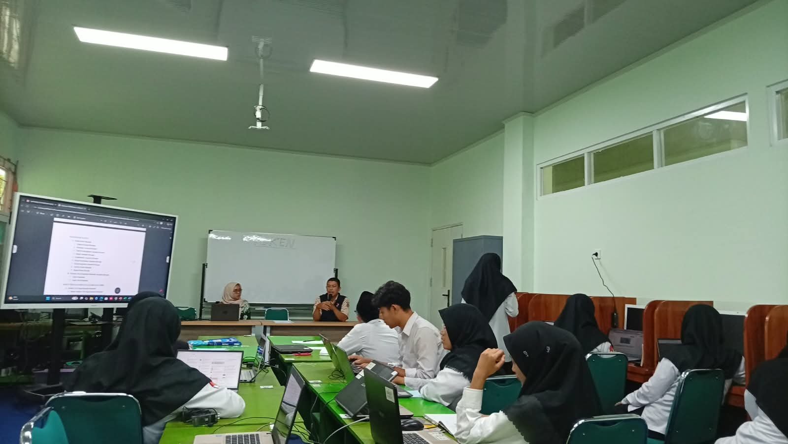 Guru Bahasa Jawa MTs N 6 Bantul Ikuti Review SPAB