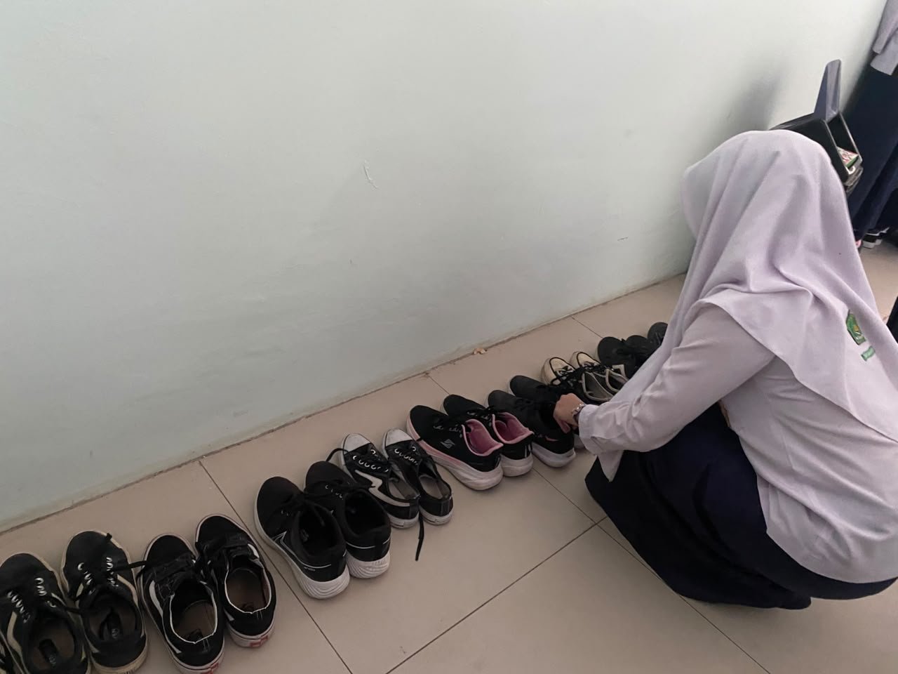 Tanamkan Disiplin, Siswa MTsN 6 Bantul Tertib Merapikan Sepatu