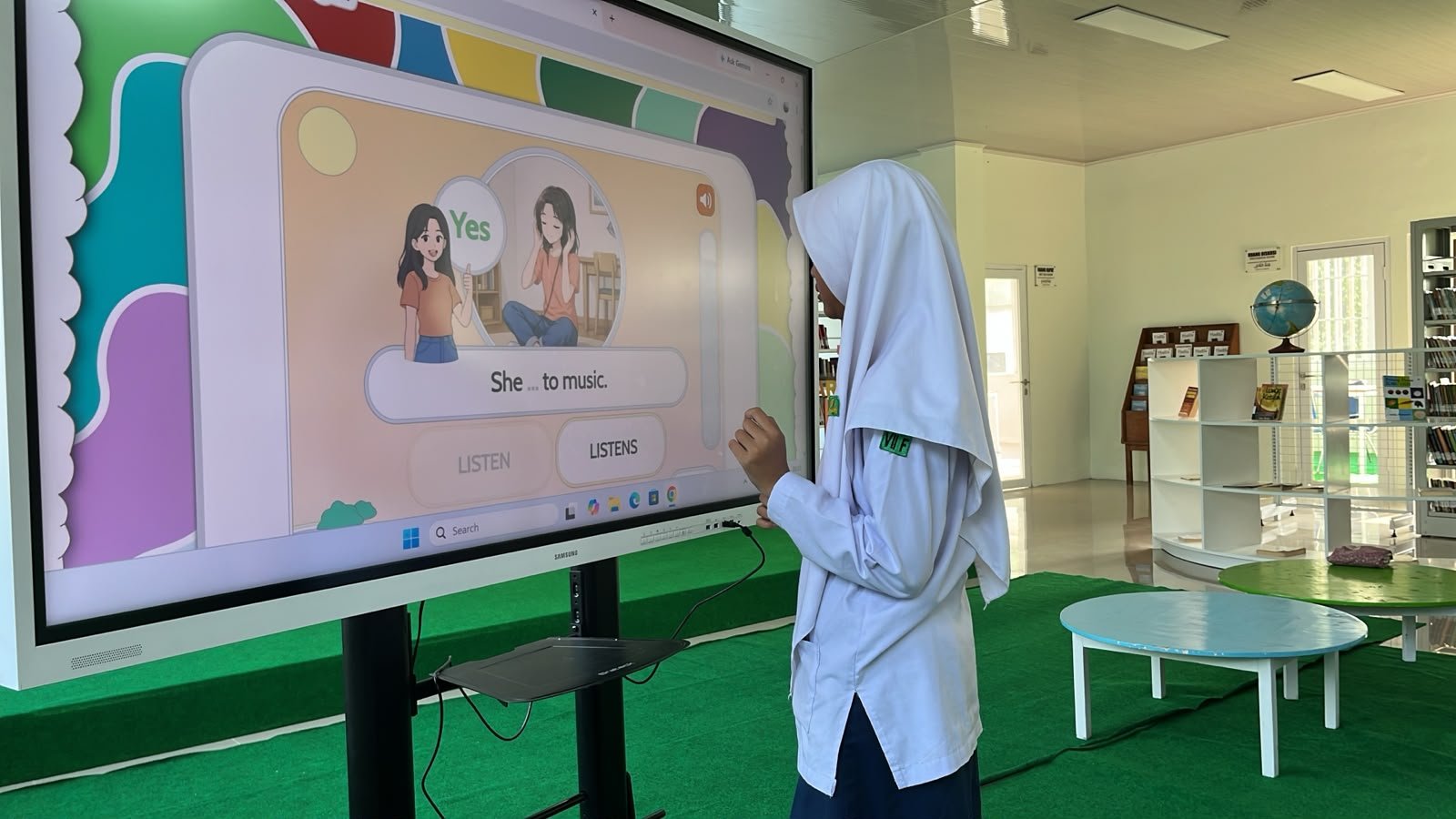 Inovatif! Siswa MTsN 6 Bantul Asah Listening Gunakan Layar Interaktif