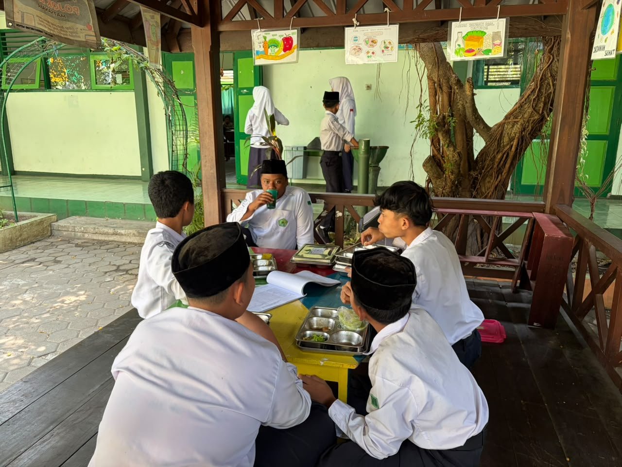 Nikmati Kebersamaan, Murid MTsN 6 Bantul Santap Menu MBG di Gazebo Madrasah