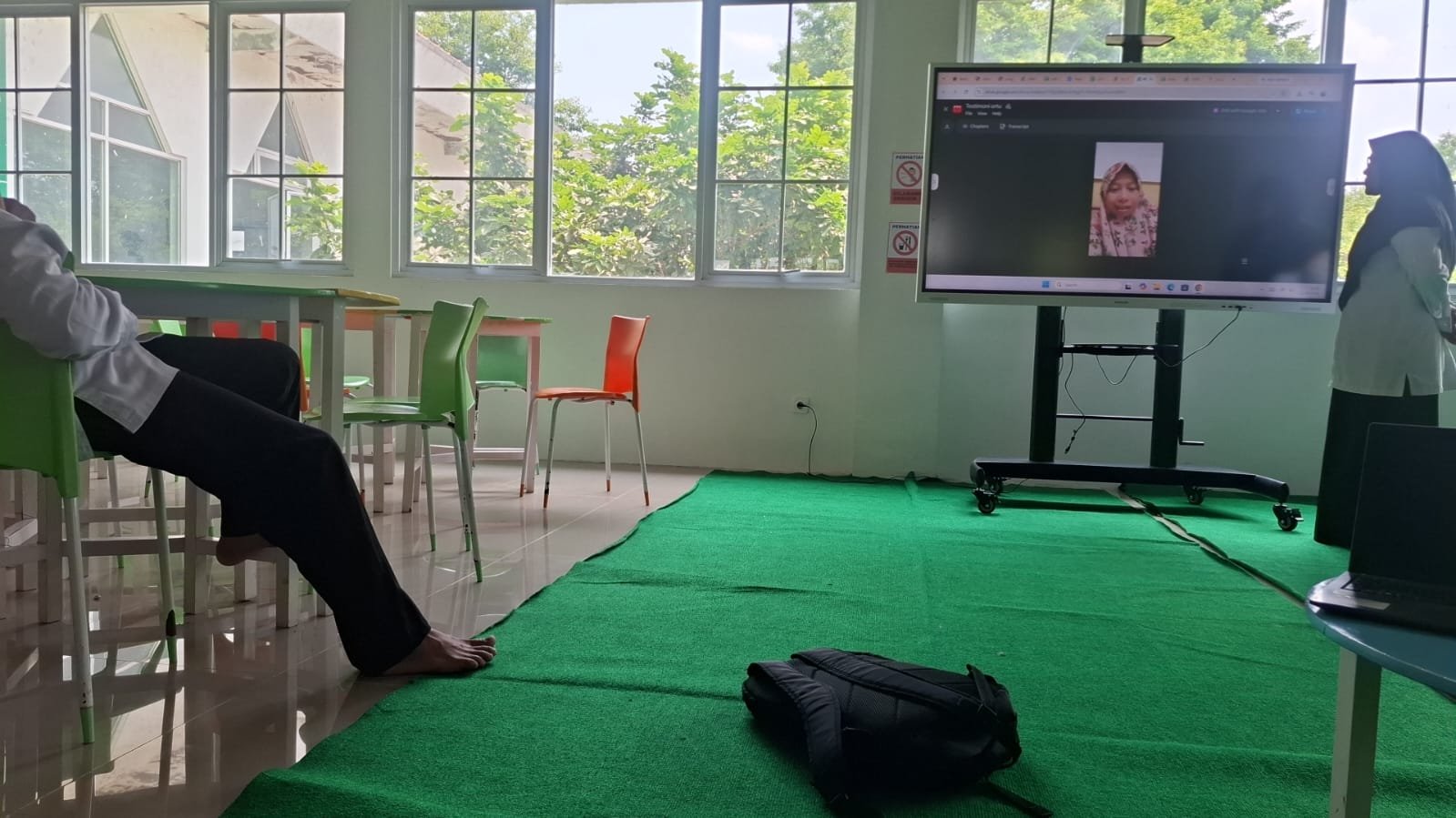 Koordinator Bidang Inovasi Kamad MTsN 6 Bantul Cermati Dokumen Lomba Madrasah Hebat