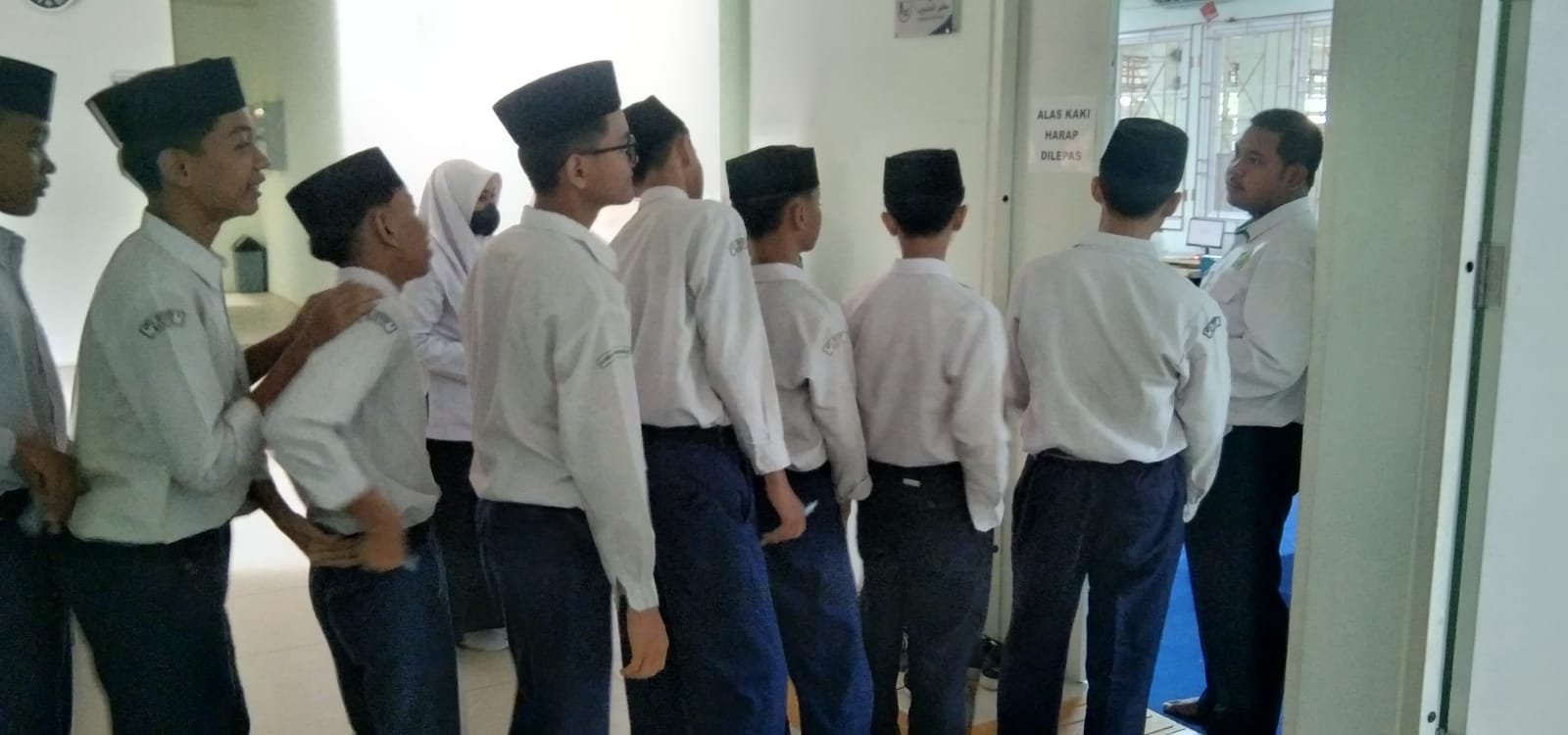 Budaya Antri Tetap Terjaga, Siswa MTs N 6 Bantul Tertib Memasuki Ruang Tryout TKA/TKAD MKKS_1