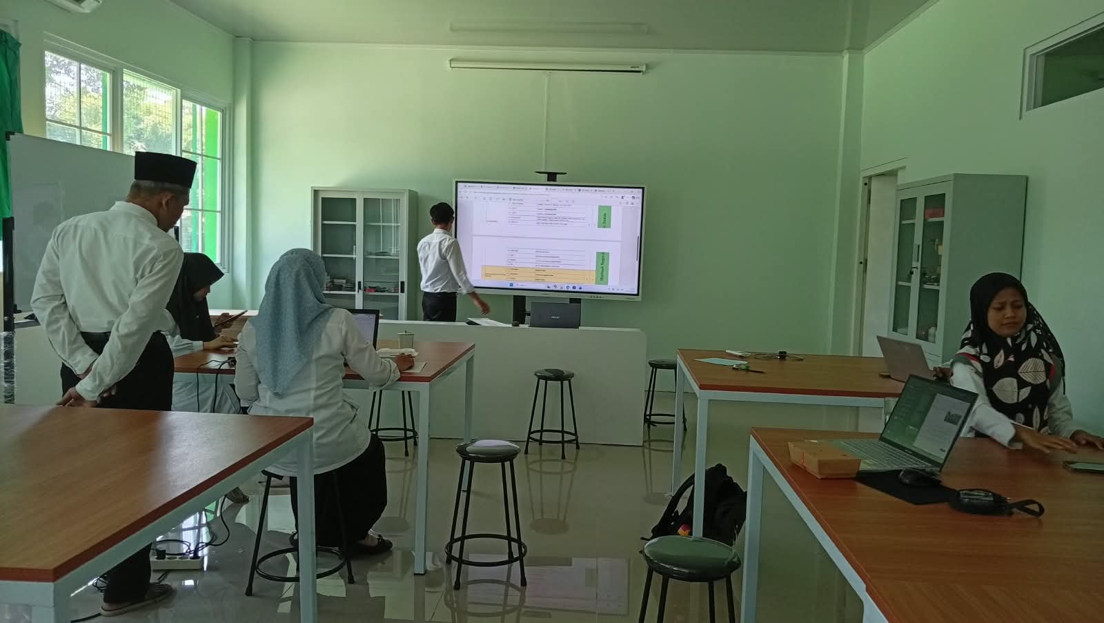 Tim Lomba LMH MTs N 6 Bantul Cermati Eviden Tujuh Komponen Bukti Dukung