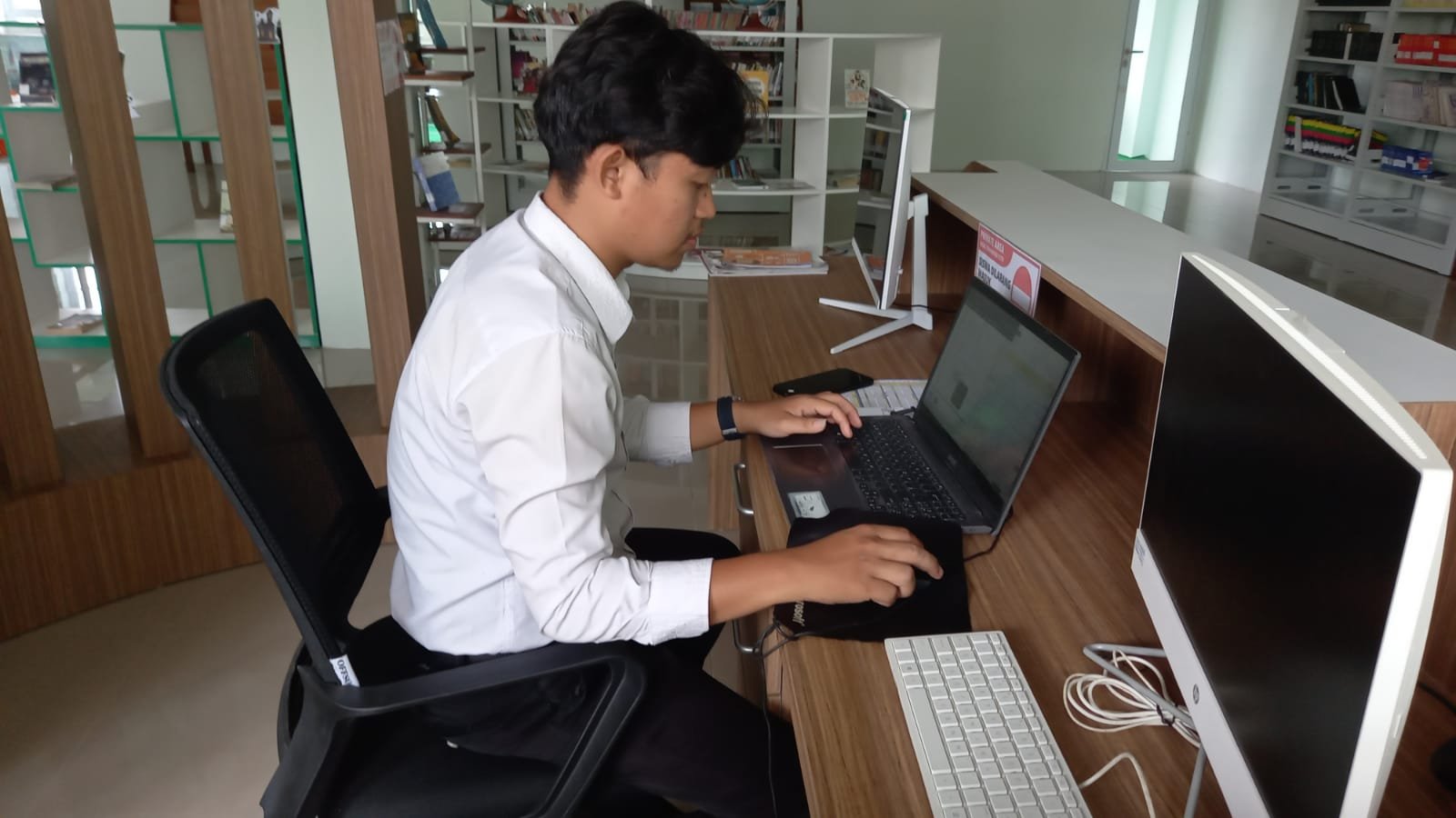Semangat Tendik MTsN 6 Bantul Kerjakan Aplikasi Lagimantul di De’Talenta Lib