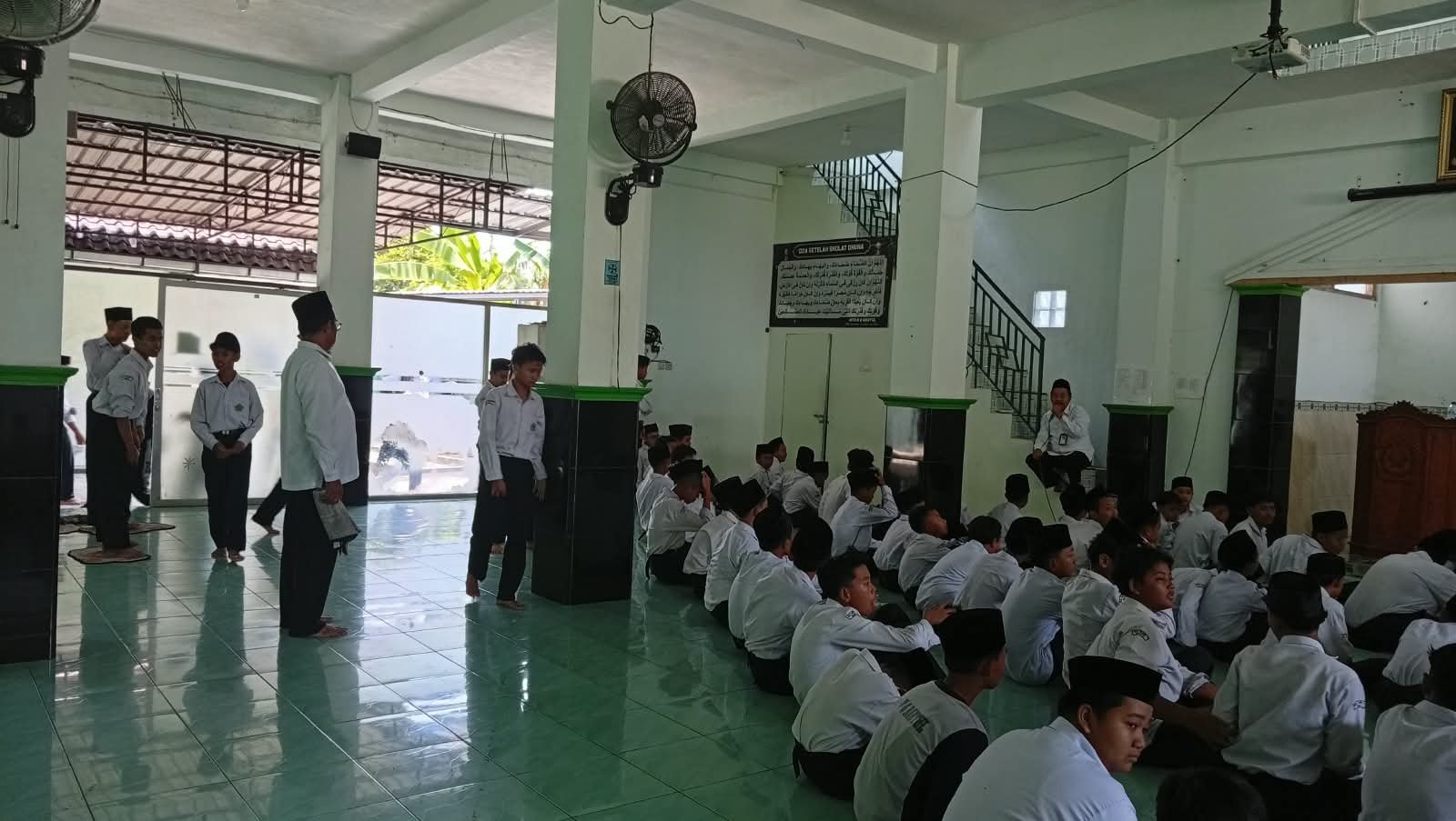 Tanamkan Karakter Religius, Kepala MTs N 6 Bantul Sugiyono Bersama Guru Dampingi Siswa Salat Dhuhur 