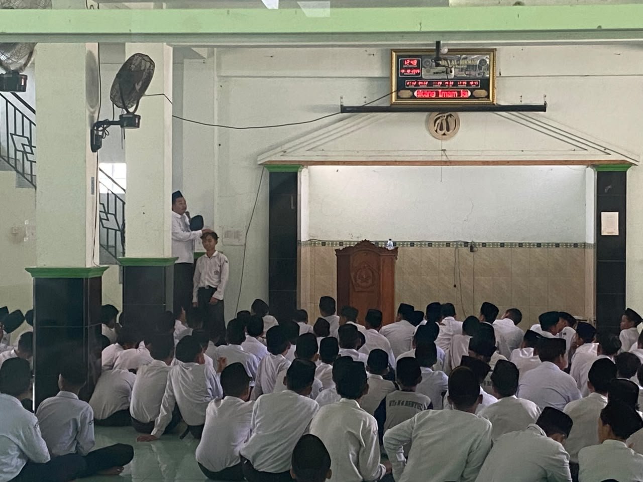 Tanamkan Akhlak Islami, Kepala MTsN 6 Bantul Beri Pembinaan Etika Berpakaian