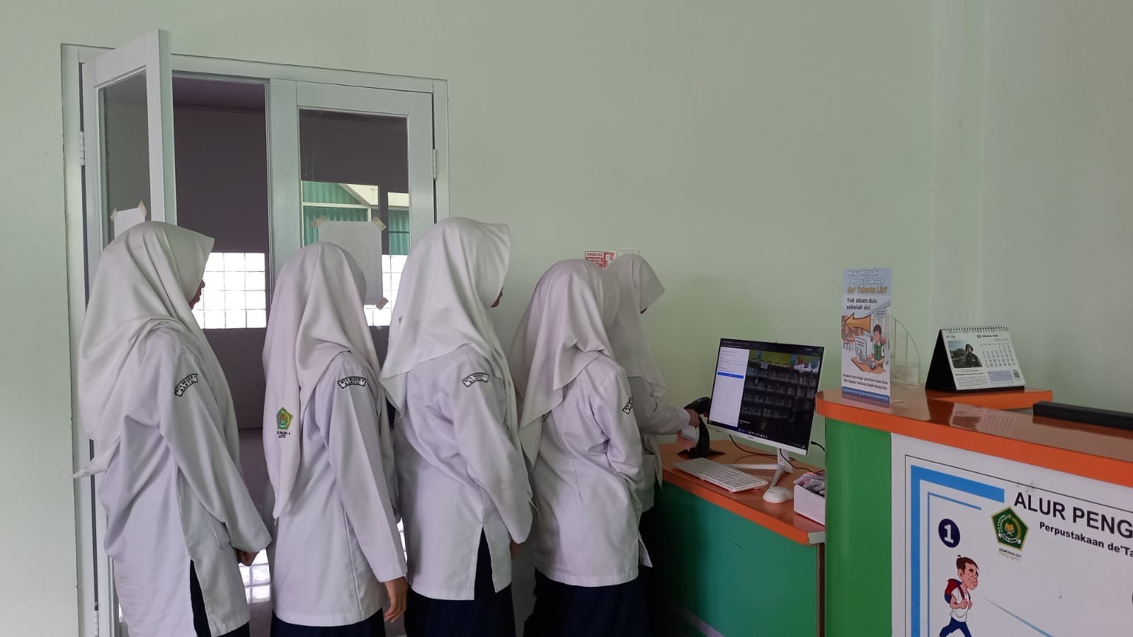 Budayakan Tertib, Siswa MTsN 6 Bantul Antre Presensi di De’Talenta Lib