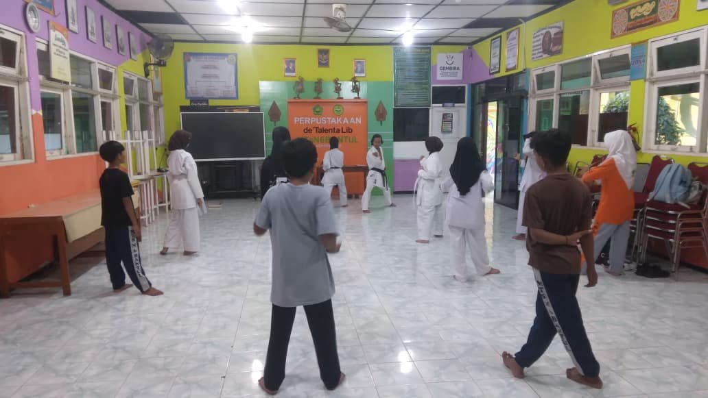 Ekstrakurikuler Karate MTsN 6 Bantul Asah Keterampilan Bela Diri dan Bentuk Karakter Siswa