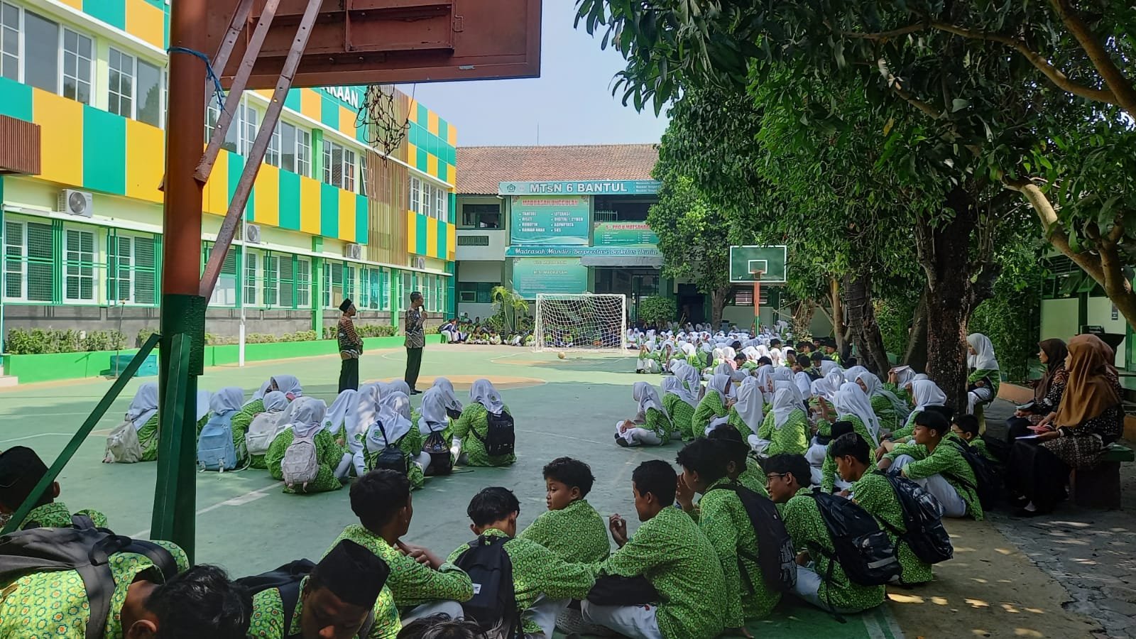 Antusias! Siswa Kelas 7 dan 8 MTsN 6 Bantul Simak Simulasi Gempa di Halaman