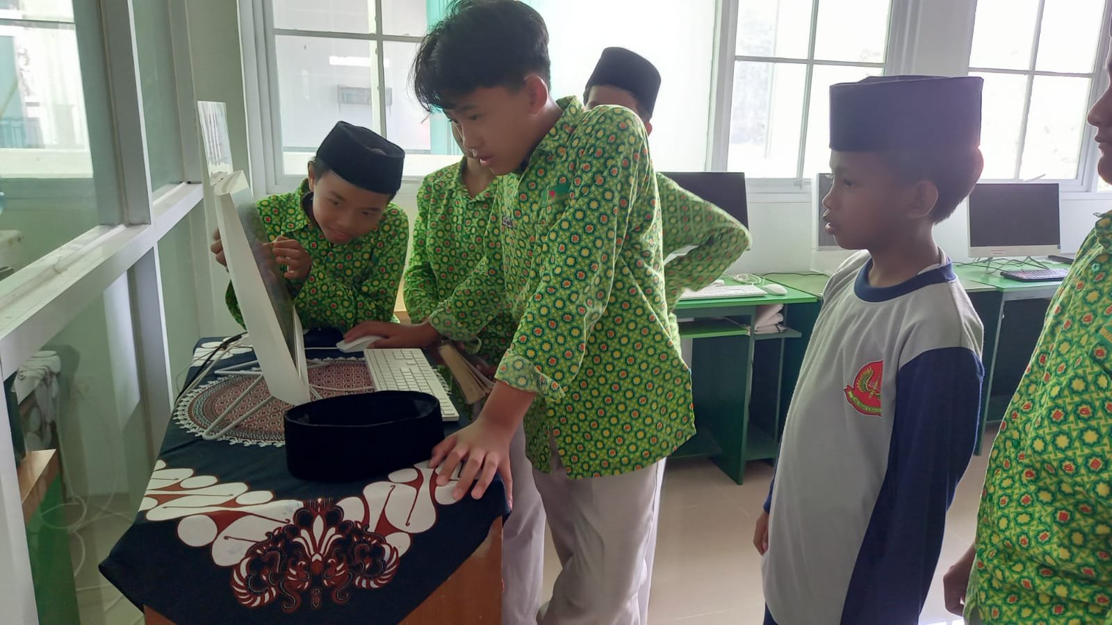 Siswa MTsN 6 Bantul Antusias Temukan Buku Bacaan Favorit Lewat OPAC